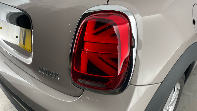 MINI Hatchback 1.5 Cooper Classic 3dr Auto Petrol Hatchback